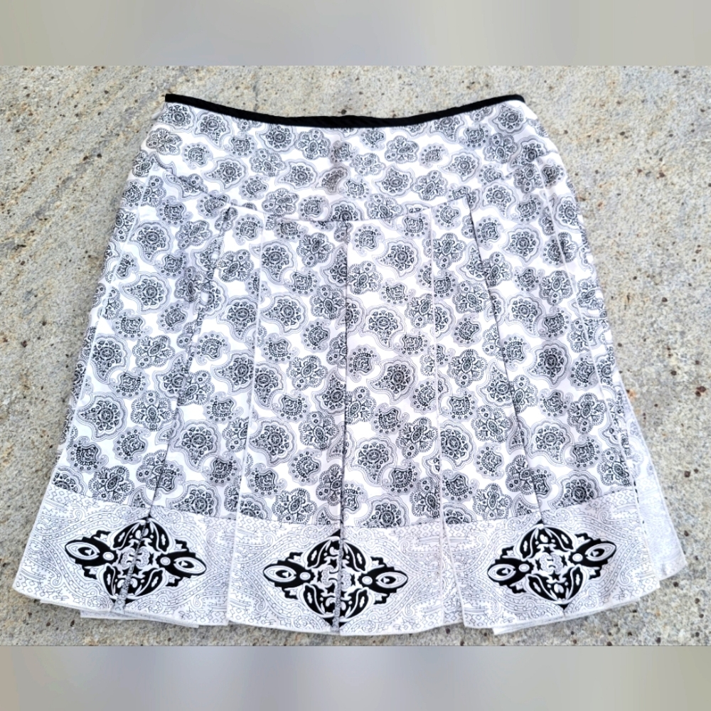 White House Black Market women’s skirt black & white. Size 0